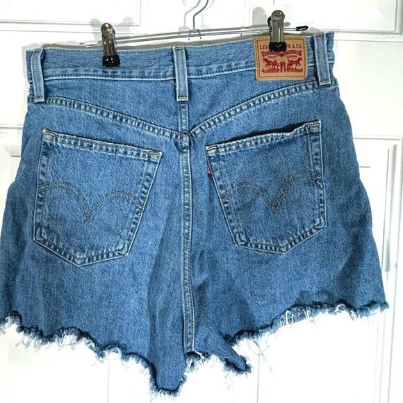 Levi's® Women's High-Rise Mom Jean Shorts Let It Be Fun Distressed Cutoff Sz 30 - Picture 4 of 7